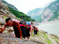 三峡纤夫再现秭归新滩